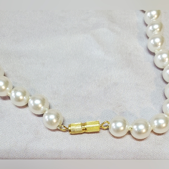 White Pearl Necklace with barrel clasp - Picture 2 of 4